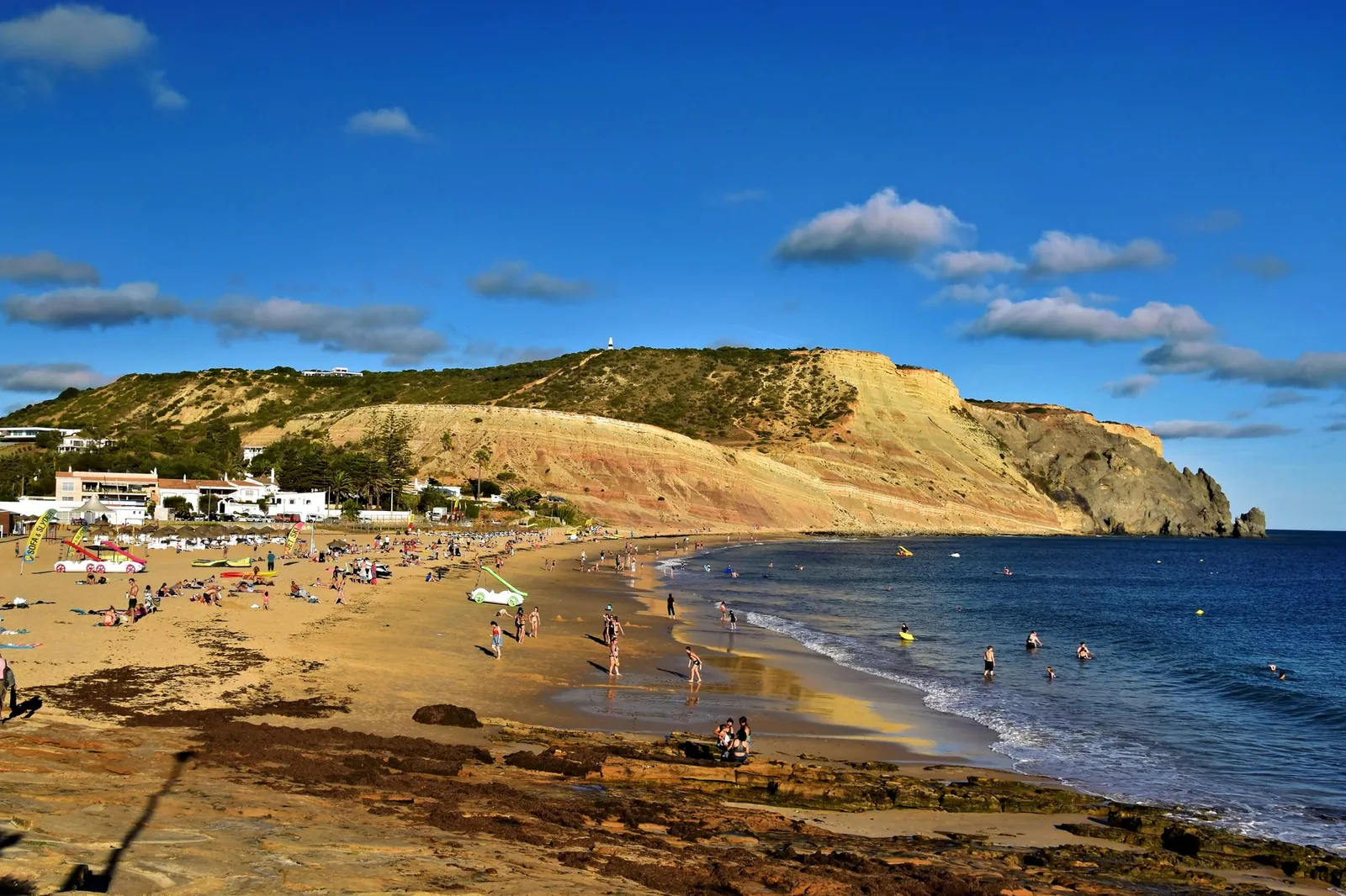A praia de areia da Luz num dia de sol.
