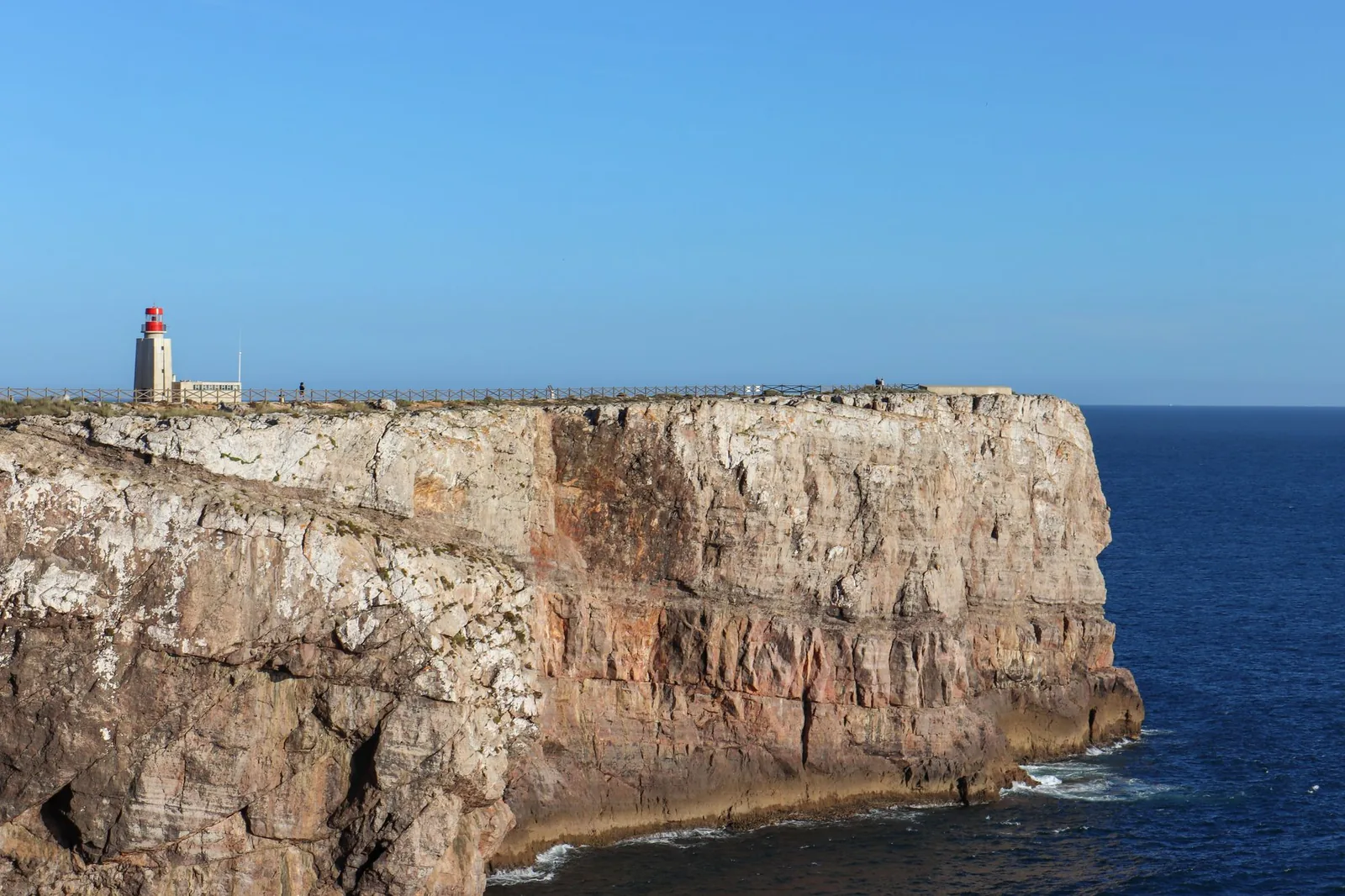 O farol nas falésias da Ponta de Sagres.