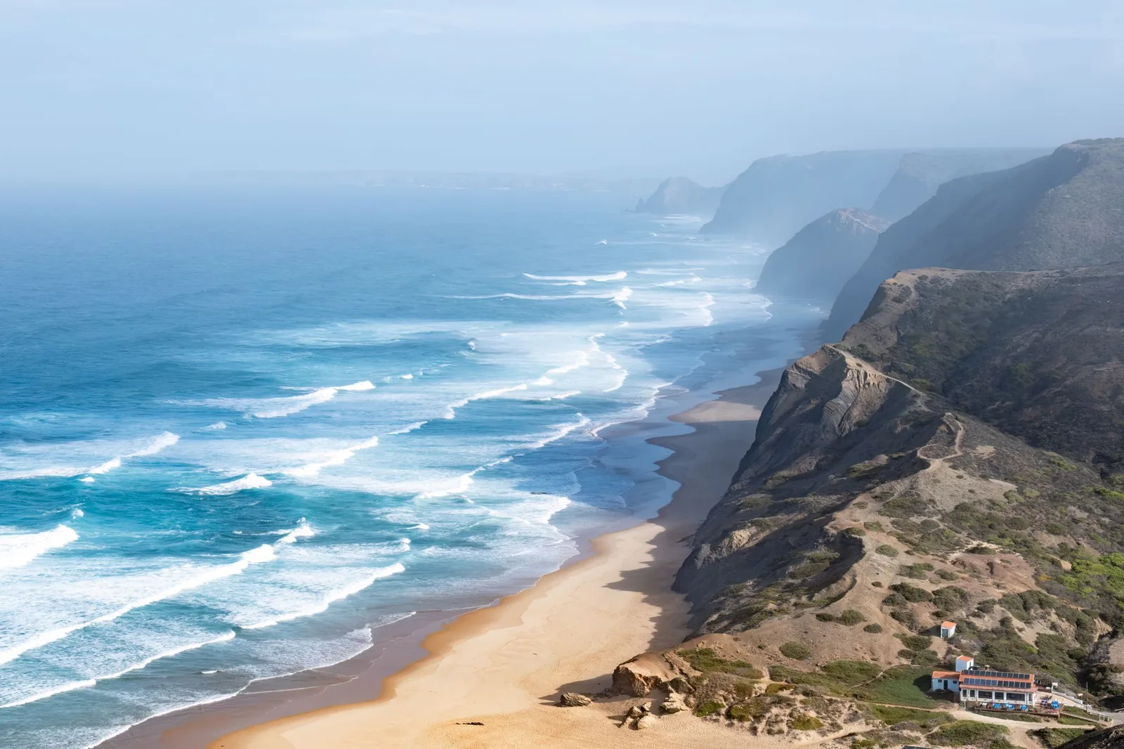 Falésias e praia na costa de Aljezur.